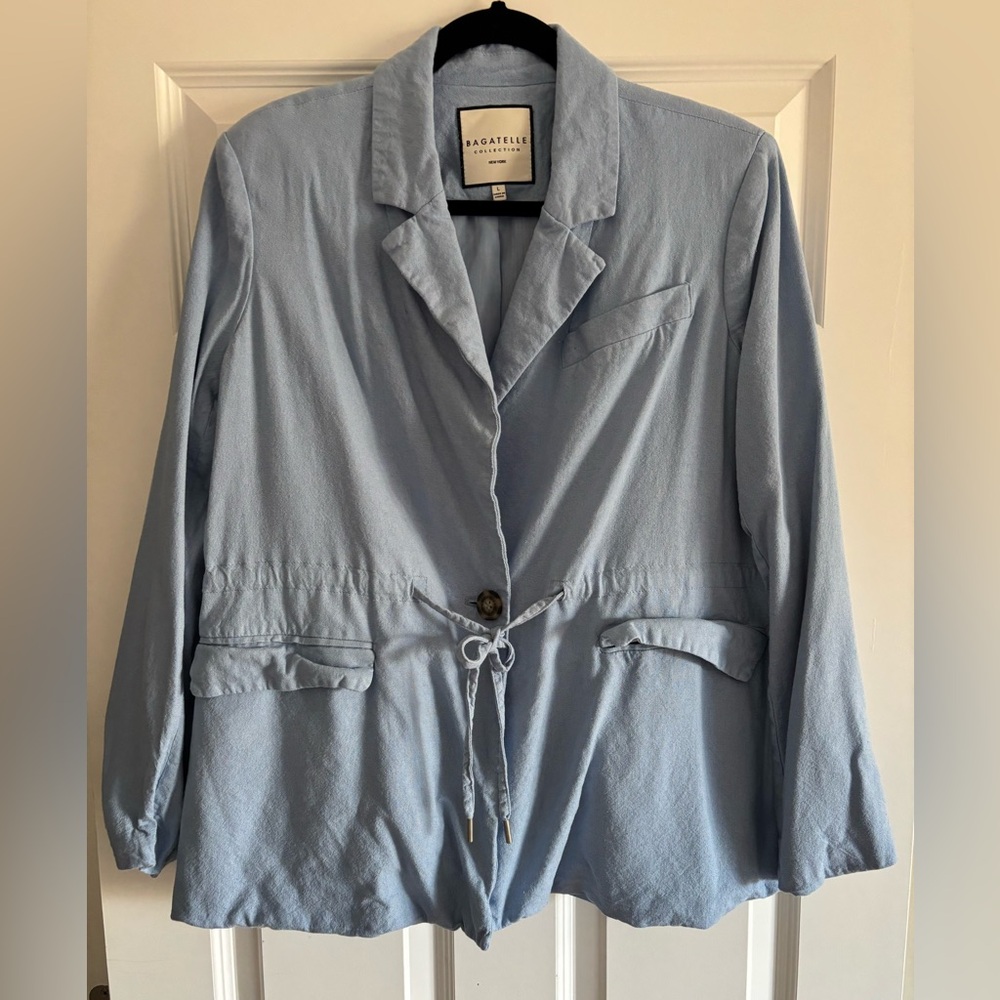 🟢BAGATELLE NY.  Soft blue casual blazer padded shoulder, button and tie